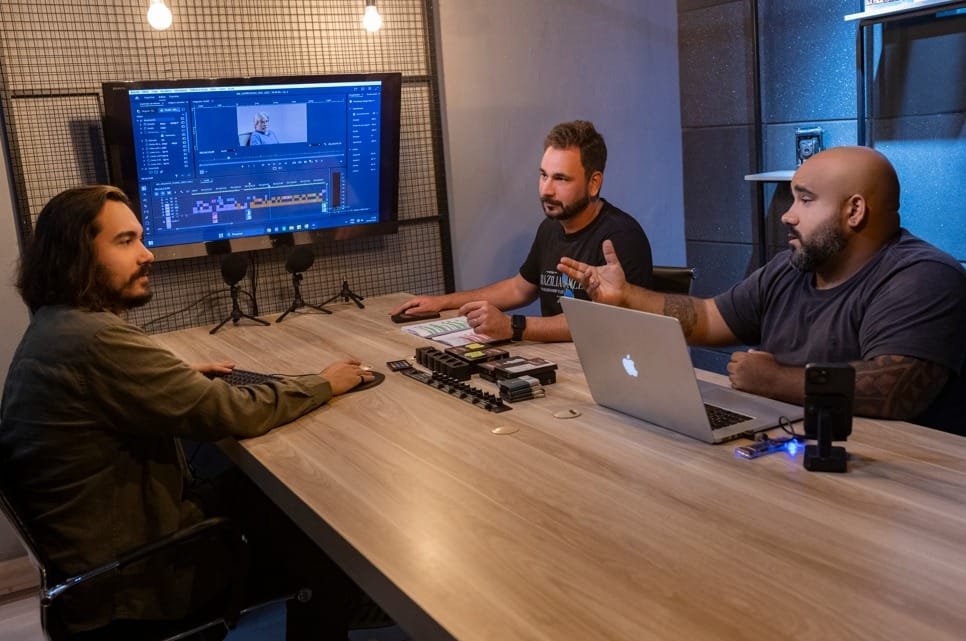 Processo de edição e montagem do documentário com o editor Luke de Aguiar, o produtor Paulo Moreira e o diretor Cezar Fernandes. Foto divulgação