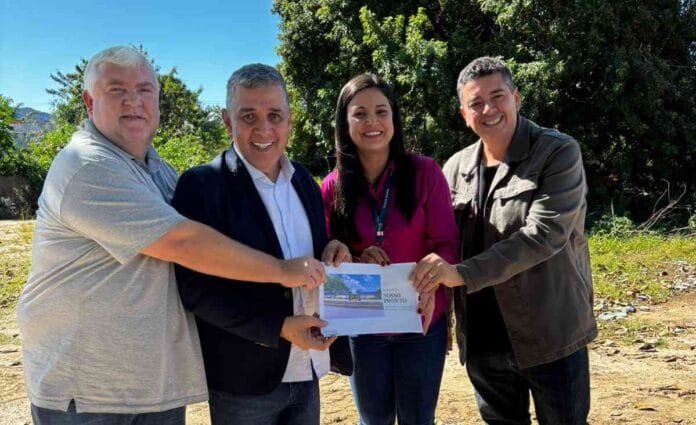 Autoridades visitam local onde será construído a Casa do Autista