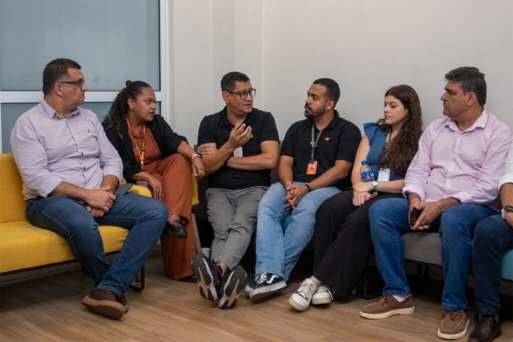Técnicos e representantes discutindo retomada dos voos comerciais em Macaé