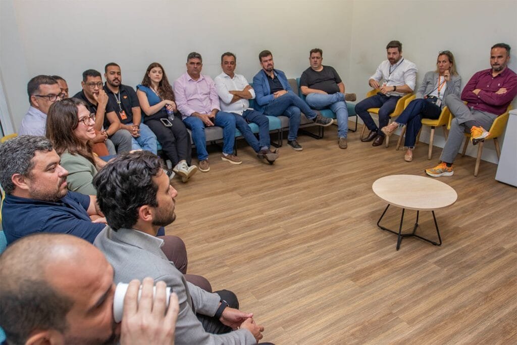 Reunião entre equipe da Prefeitura de Macaé, Gol e Zurich Airport Brasil em sala de reuniões