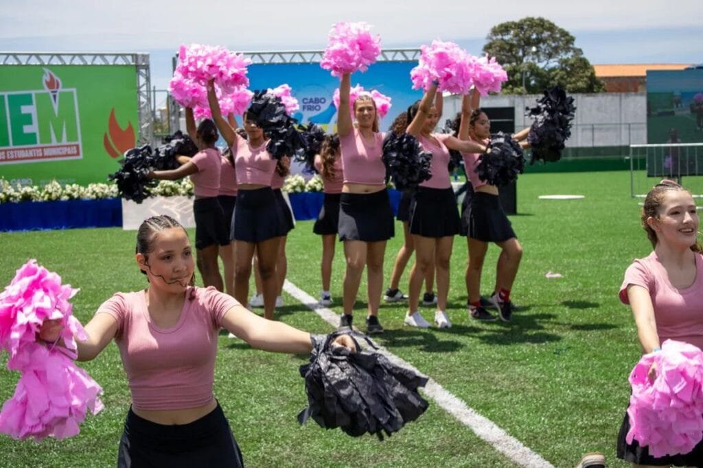 Meninas dançaram e se mostraram mais animadas e lindas combinando movimentos atléticos e gritos de incentivos . Viva as Cheerleaders !