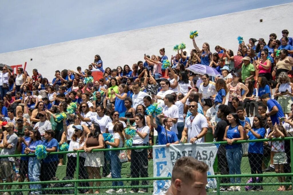 as meninas “Cheerleaders” empolgaram o público com muita emoção.
