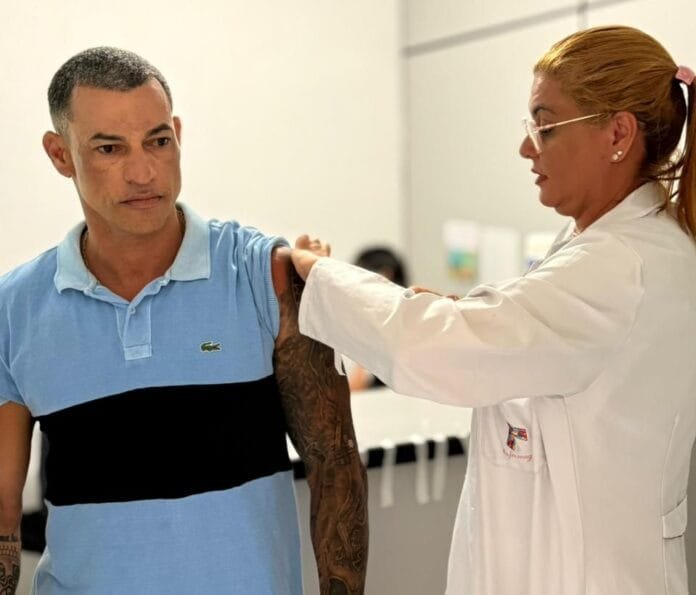 Profissionais de saúde atendendo pescador em ação do Novembro Azul na FIPAC.