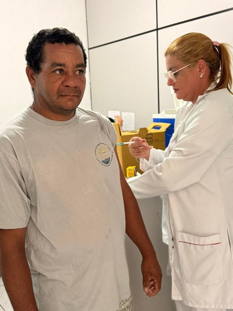 Pescadores recebendo orientações e vacinação durante ação do Novembro Azul na FIPAC.