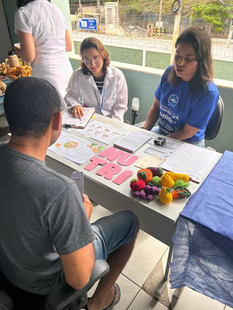 Profissionais de saúde atendendo pescador em ação do Novembro Azul na FIPAC.

