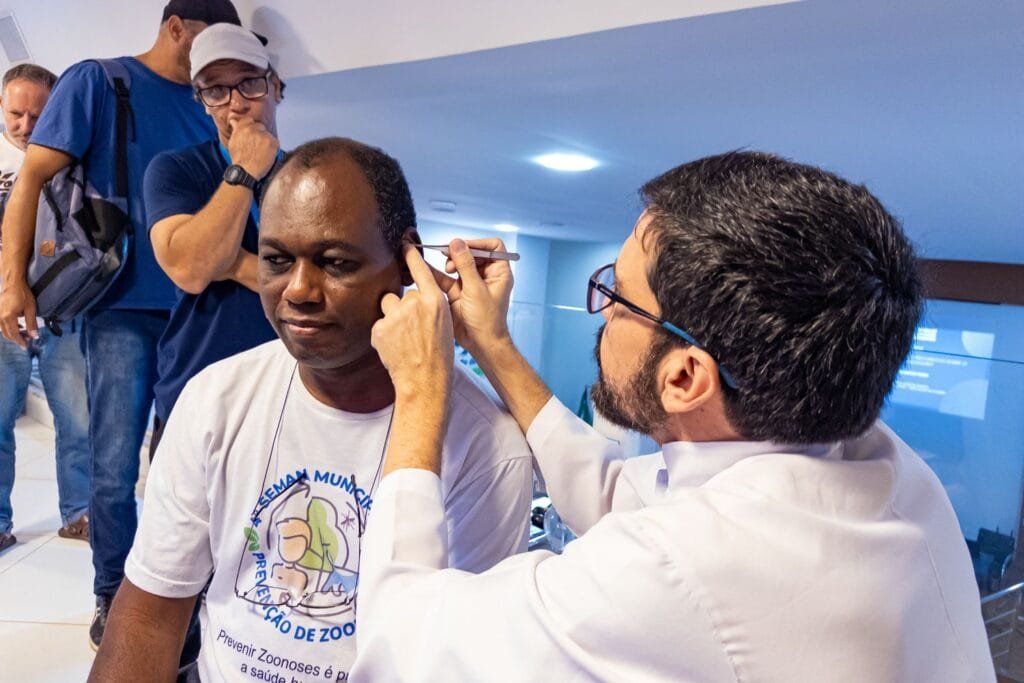 Foto alusiva ao Novembro Azul / homem mãozinha para cima