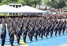 Cláudio Castro assina contrato para aquisição de helicóptero Black Hawk durante formatura de novos soldados da PM