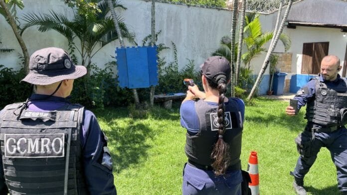 Treinamento de guardas municipais sobre equipamentos de segurança não letais em Rio das Ostras.