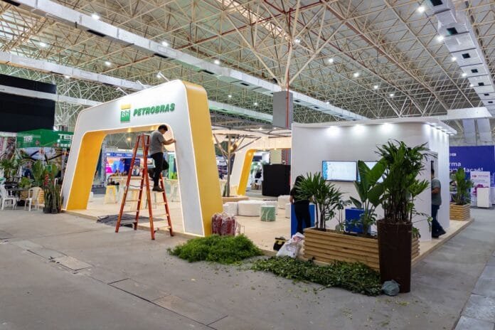 Macaé Energy 2026 Macaé RJ o Sol Participantes acompanham a abertura do Macaé Energy 2026 no Centro de Convenções Jornalista Roberto Marinho, evento que reúne representantes do setor energético para debates e networking. Fotos: Rui Porto Filho