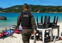 Prefeitura de Arraial do Cabo remove quase quatro toneladas de materiais irregulares na Praia do Forno Agentes da Prefeitura removendo cadeiras e equipamentos de praia armazenados irregularmente na areia da Praia do Forno.