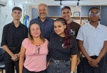 Parlamento Juvenil de Cabo Frio retoma atividades com novo dia e horário de sessões Presidente da Câmara de Cabo Frio, Vagne Simão, recebe a coordenadora do Parlamento Juvenil, Beatriz Tanner (de blusa rosa), e jovens parlamentares na sede do Legislativo municipal.