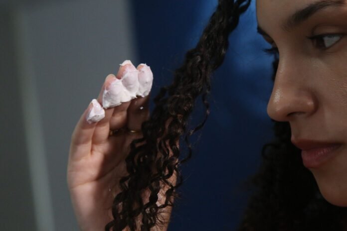 Pomadas capilares riscos a saude 1 Pomadas capilares voltam a preocupar após relato de atriz sobre lesão ocular