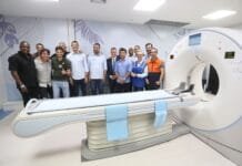 Região dos Lagos ganha novo centro de exames com inauguração do Rio Imagem Lagos em Casimiro de Abreu Autoridades reunidas durante a inauguração de um centro de diagnóstico por imagem, ao lado de um tomógrafo moderno em ambiente hospitalar.