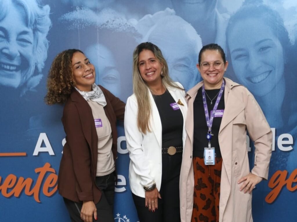 Gisele (C), diretora da Vigilância Epidemiológica, ao lado da equipe de enfermagem da Atenção Básica durante ação de atualização e integração dos serviços de saúde no município.