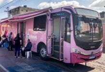 Programa amplia acesso à saúde da mulher em Macaé Unidade móvel do programa Saúde Até Você atendendo mulheres em Macaé