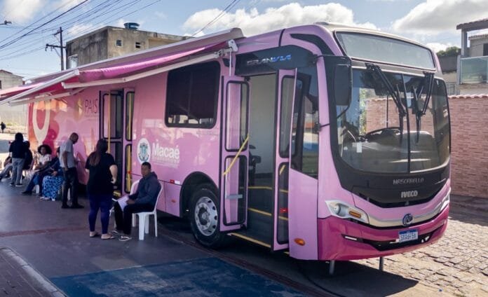 Unidade móvel do programa Saúde Até Você atendendo mulheres em Macaé