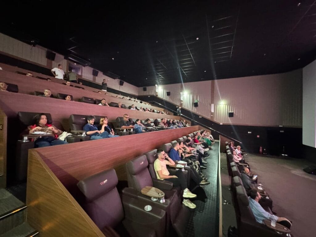 Participantes acompanham palestras durante o Seminário 5G e Smart City em Rio das Ostras, evento que reuniu especialistas, gestores públicos e empresários para discutir cidades inteligentes.