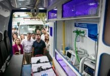 Hospital Público de Macaé completa 22 anos com entrega de ambulâncias e anúncio de ampliação de R$ 100 milhões Prefeito e Dr. Lucas observam e vistoriam ambulâncias novas estacionadas, durante evento oficial de entrega.