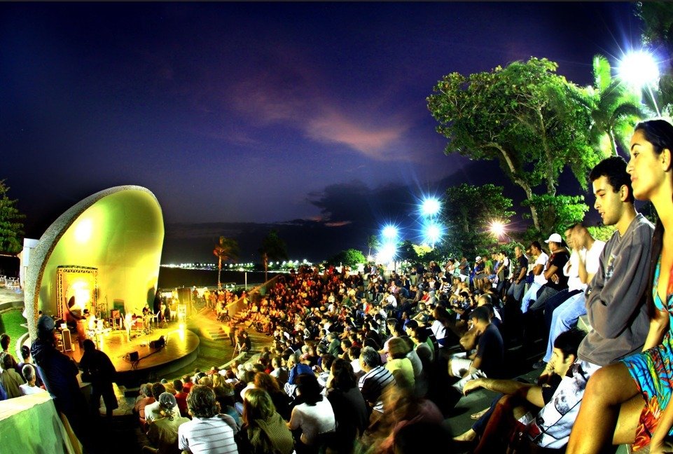 O público transforma cada noite do Rio das Ostras Jazz & Blues Festival em um espetáculo à parte, mostrando por que o evento é um dos mais queridos da região.