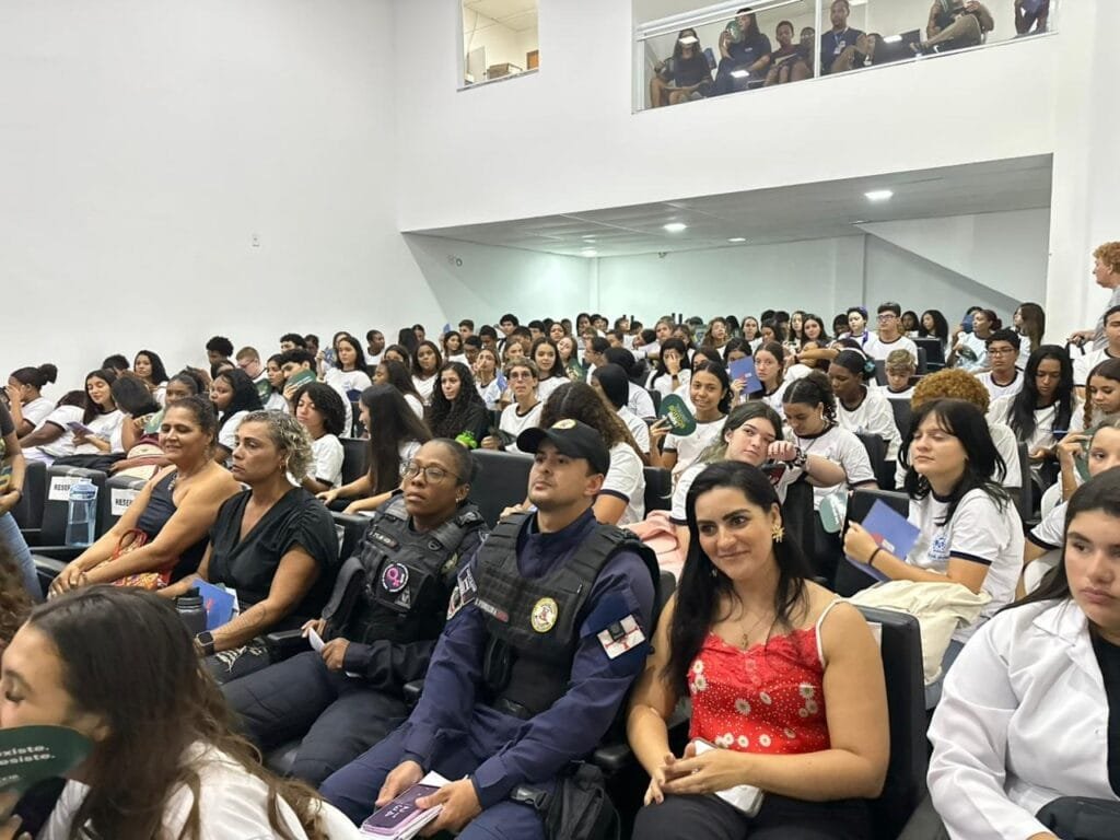 Público sentado em auditório assistindo palestras e debates durante o evento Mesa Rosa no Centro Cultural Manoel Camargo, em Arraial do Cabo. Fotos: Gabriel Macedo