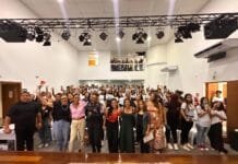 Encontro que inspira reúne estudantes e mulheres de destaque em Arraial do Cabo Estudantes participam da Mesa Rosa: protagonismo feminino em destaque em um momento de aprendizado, troca e incentivo ao protagonismo desde cedo.