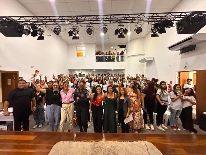 Estudantes participam da Mesa Rosa: protagonismo feminino em destaque em um momento de aprendizado, troca e incentivo ao protagonismo desde cedo.