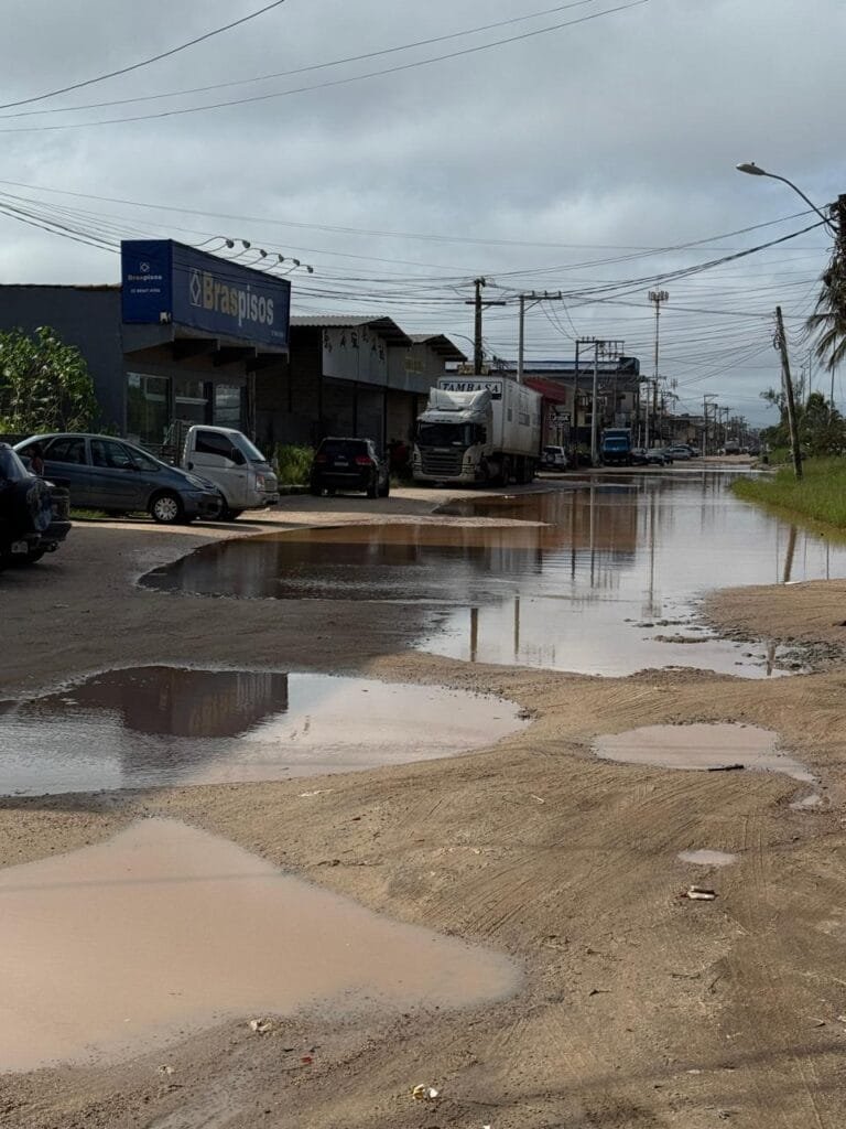 Comércios e moradores ainda com dificuldades de acesso aos estabelecimentos e moradias .