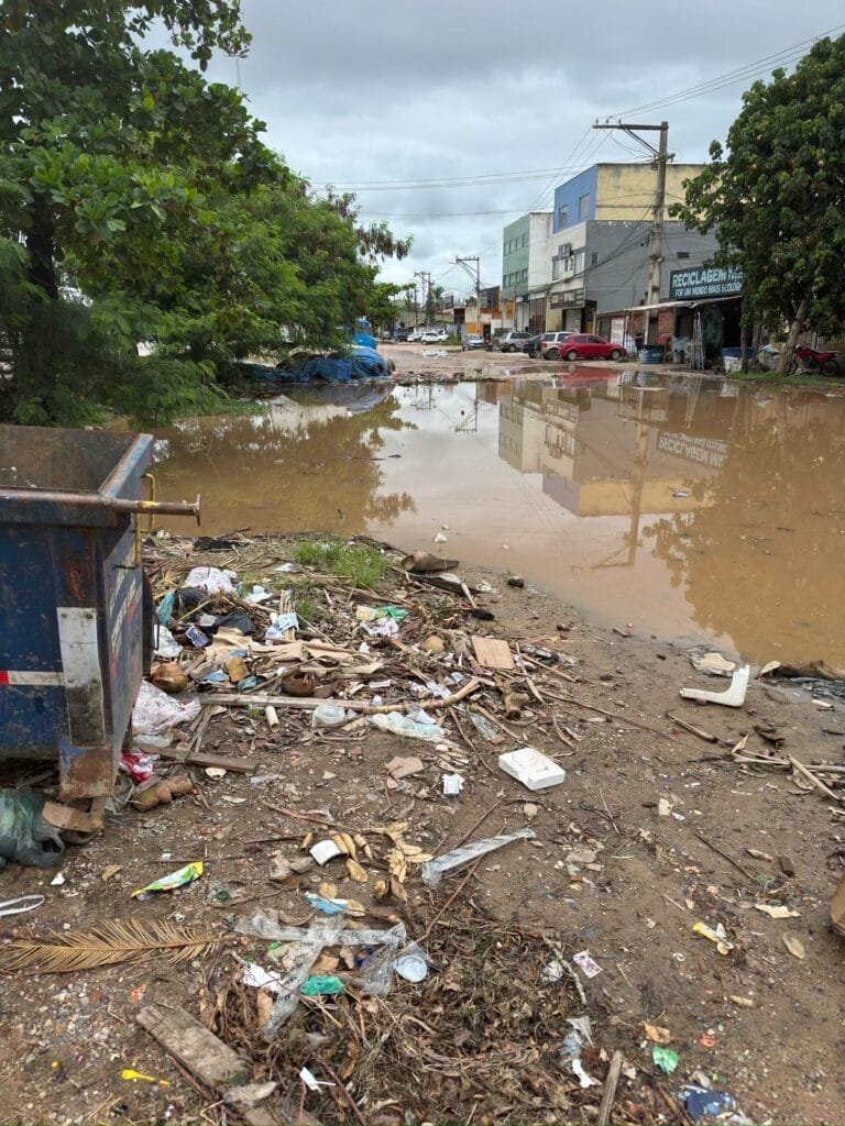 Rua com lama e marcas de alagamento após chuvas intensas em Tamoios, segundo distrito de Cabo Frio.