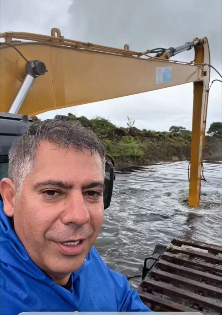 Prefeito Dr. Serginho acompanhou a dragagem dos rios Gargoa e Marimbondo no decorrer da semana .