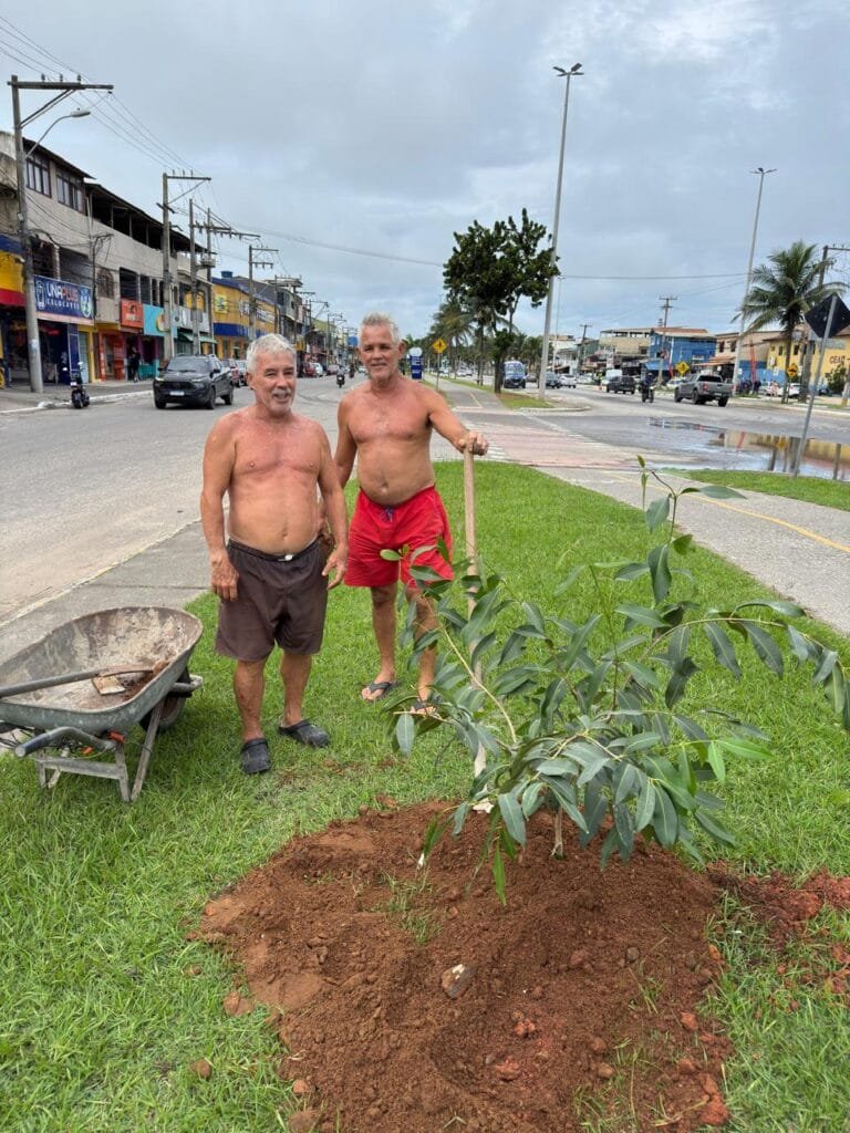 Moradores plantam árvore em canteiro de rua em Tamoios como iniciativa de cuidado com o bairro.
