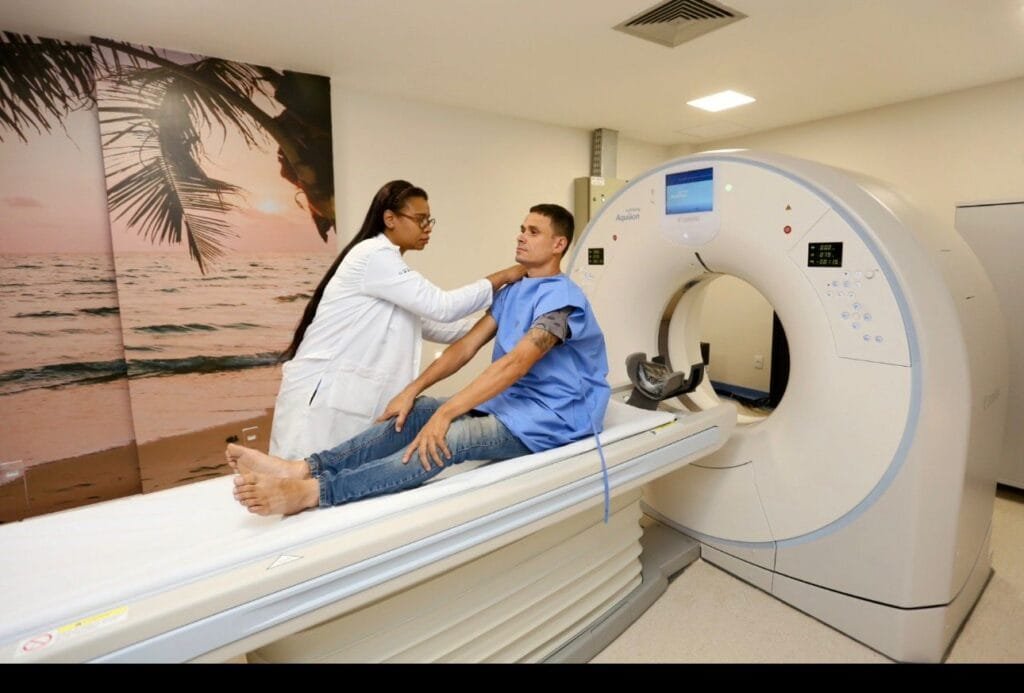 Paciente realiza exame de tomografia no centro Rio Imagem Zona Oeste.