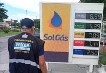Procon intensifica fiscalização em postos de combustíveis em Rio das Ostras Fiscais analisam tabela de valores exposta ao consumidor durante ação de fiscalização no município.