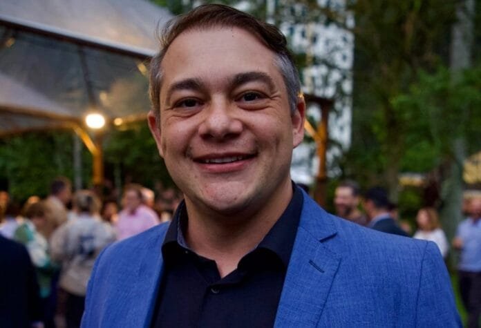 Pablo Kling, novo secretário de Desenvolvimento Econômico e Turismo de Rio das Ostras, durante anúncio de sua nomeação para a pasta.