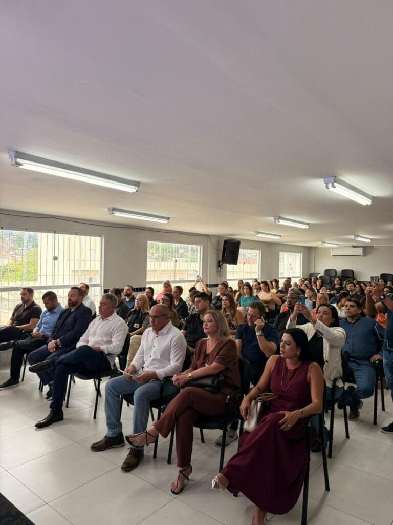 Autoridades, profissionais da rede municipal e participantes acompanham a apresentação da Política Municipal de Proteção Integral da Criança e do Adolescente em Arraial do Cabo.