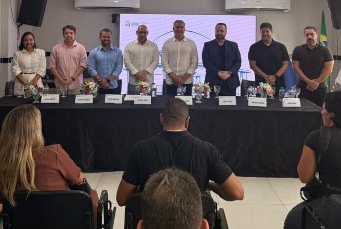 Autoridades, profissionais da rede municipal e participantes acompanham a apresentação da Política Municipal de Proteção Integral da Criança e do Adolescente em Arraial do Cabo.