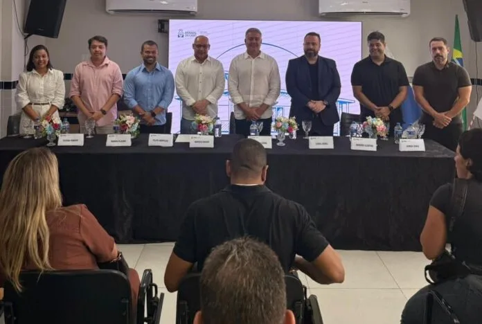 politica-criança-adolecente-arraial-cabo-2 Autoridades, profissionais da rede municipal e participantes acompanham a apresentação da Política Municipal de Proteção Integral da Criança e do Adolescente em Arraial do Cabo.