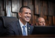 Deputado Douglas Ruas é eleito presidente da Alerj com 44 votos Foto do presidente da Alerj eleito Douglas Ruas sorrindo.