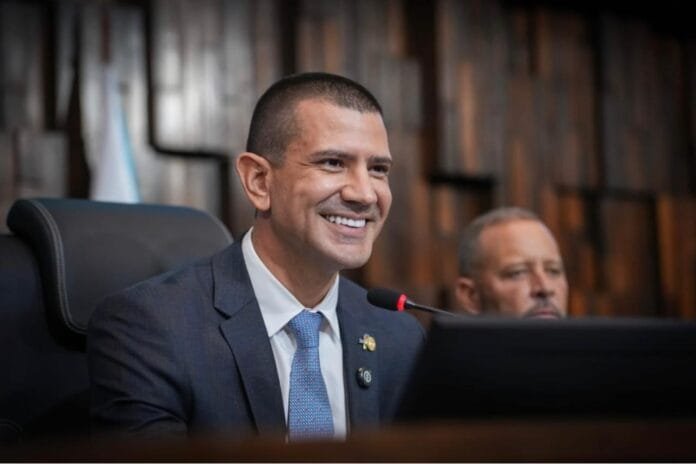 Foto do presidente da Alerj eleito Douglas Ruas sorrindo.