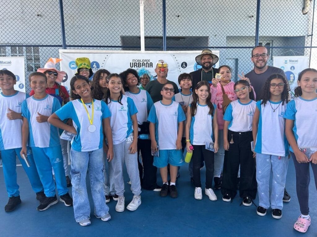 Foto das crianças participante e da Equipe da Escolinha de Trânsito do projeto da Mobilidade Urbana.