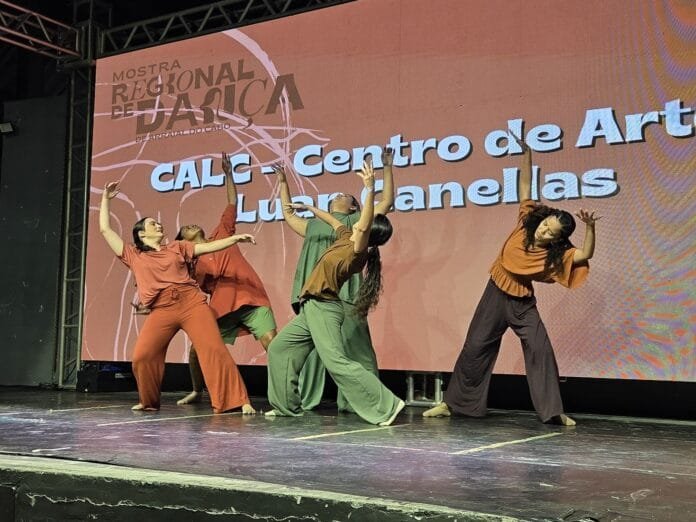 Foto de dançarinas no palco da Mostra Regional de Dança em Arraial do Cabo 5