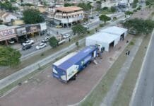 Rio das Ostras recebe carreta de oftalmologia com cirurgias de catarata pelo SUS Foto aerea da Carreta de oftalmologia estacionanda no bairro Village, em frente à Rodovia Amaral Peixoto.