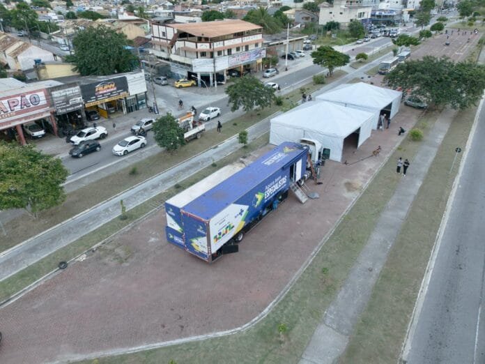 Foto aerea da Carreta de oftalmologia estacionanda no bairro Village, em frente à Rodovia Amaral Peixoto.