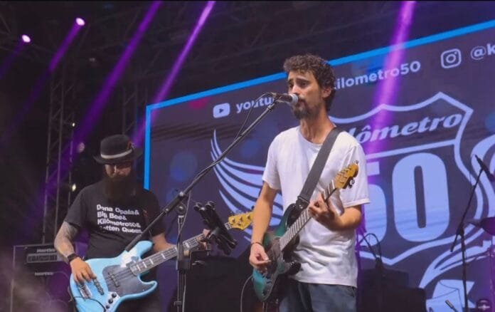 Ostrascycle celebra 30 anos com mais de 70 shows de rock em Rio das Ostras Foto da banda KM 50 Jaguar no palco tocando musicas