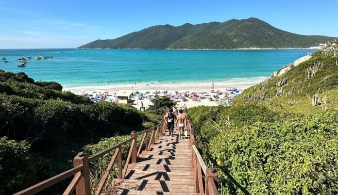 Prainhas do Pontal do Atalaia conquistam 2º lugar em prêmio nacional de turismo do Estadão, reforçando Arraial do Cabo como destaque no Sudeste