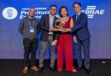 Projeto de Macaé vence Prêmio Sebrae Prefeitura Empreendedora na categoria Economia Azul Foto da Equipe de Macaé recebendo o troféu do Prêmio Sebrae Prefeitura Empreendedora, após vitória na categoria Economia Azul. Foto: Moisés Bruno