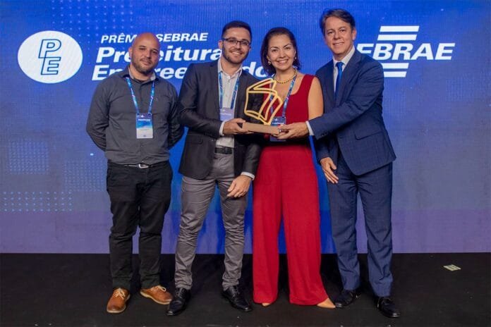 Foto da Equipe de Macaé recebendo o troféu do Prêmio Sebrae Prefeitura Empreendedora, após vitória na categoria Economia Azul. Foto: Moisés Bruno