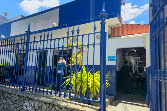 fachada do prédio da sede da Secretaria Municipal de Qualificação Profissional, na Rua Alfredo Backer, 363, no Centro de Macaé