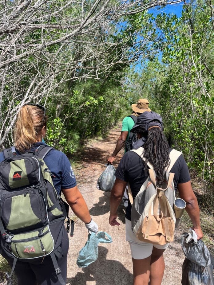 Rota Cabista em Arraial do Cabo é revitalizada com ação ambiental e educativa Foto de pesquizadores e participantes sinalizando rota cabista em Arraial do cabo RJ