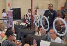 Justiça Eleitoral realiza atendimento itinerante em Tamoios durante mutirão de documentação em Cabo Frio Foto de moradores de Tamoios sendo atendido pelos funcionarios do TRE