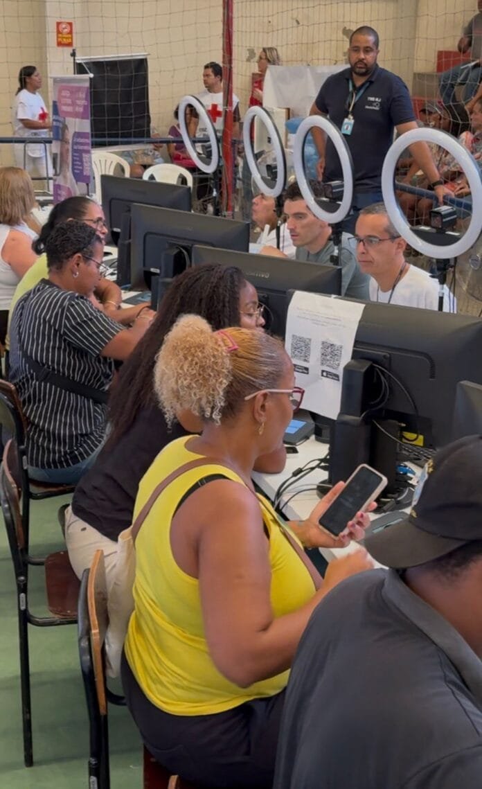 Foto de moradores de Tamoios sendo atendido pelos funcionarios do TRE